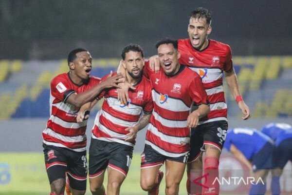 Berikut adalah beberapa alternatif judul untuk “Madura United dalam Motivasi Tinggi Jelang Hadapi PSIS Semarang”:
1. “Semangat Membara: Madura United Siap Bertanding Melawan PSIS Semarang”
2. “Madura United: Bersiap Menaklukkan PSIS Semarang dengan Motivasi Tinggi”
3. “Determintasi Tinggi Madura United Menjelang Pertandingan Melawan PSIS Semarang”
4. “Madura United Siap Tunjukkan Kekuatan Jelang Duel Dengan PSIS Semarang”
5. “Menggapai Kemenangan: Motivasi Madura United Sebelum Hadapi PSIS Semarang”
6. “Bersiap Tempur: Madura United Hadir dengan Motivasi Tinggi Melawan PSIS Semarang”
7. “Kesiapan Maksimal: Madura United Fokus Hadapi PSIS Semarang”
8. “Arah Baru Madura United: Motivasi Tinggi Menyambut PSIS Semarang”
Silakan pilih atau sesuaikan sesuai kebutuhan! Berikut adalah beberapa alternatif judul untuk "Madura United dalam Motivasi Tinggi Jelang Hadapi PSIS Semarang":
1. "Semangat Membara: Madura United Siap Bertanding Melawan PSIS Semarang"
2. "Madura United: Bersiap Menaklukkan PSIS Semarang dengan Motivasi Tinggi"
3. "Determintasi Tinggi Madura United Menjelang Pertandingan Melawan PSIS Semarang"
4. "Madura United Siap Tunjukkan Kekuatan Jelang Duel Dengan PSIS Semarang"
5. "Menggapai Kemenangan: Motivasi Madura United Sebelum Hadapi PSIS Semarang"
6. "Bersiap Tempur: Madura United Hadir dengan Motivasi Tinggi Melawan PSIS Semarang"
7. "Kesiapan Maksimal: Madura United Fokus Hadapi PSIS Semarang"
8. "Arah Baru Madura United: Motivasi Tinggi Menyambut PSIS Semarang"
Silakan pilih atau sesuaikan sesuai kebutuhan!