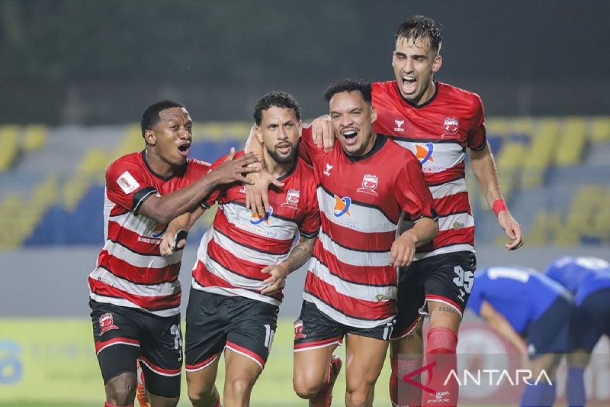 Berikut adalah beberapa alternatif judul untuk "Madura United dalam Motivasi Tinggi Jelang Hadapi PSIS Semarang":

1. "Semangat Membara: Madura United Siap Bertanding Melawan PSIS Semarang"
2. "Madura United: Bersiap Menaklukkan PSIS Semarang dengan Motivasi Tinggi"
3. "Determintasi Tinggi Madura United Menjelang Pertandingan Melawan PSIS Semarang"
4. "Madura United Siap Tunjukkan Kekuatan Jelang Duel Dengan PSIS Semarang"
5. "Menggapai Kemenangan: Motivasi Madura United Sebelum Hadapi PSIS Semarang"
6. "Bersiap Tempur: Madura United Hadir dengan Motivasi Tinggi Melawan PSIS Semarang"
7. "Kesiapan Maksimal: Madura United Fokus Hadapi PSIS Semarang"
8. "Arah Baru Madura United: Motivasi Tinggi Menyambut PSIS Semarang"

Silakan pilih atau sesuaikan sesuai kebutuhan!
