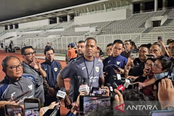 Here are some alternate title suggestions for “Pratinjau Indonesia vs Bahrain: Saatnya kembali tampil pragmatis”:
1. “Analisis Pertandingan Indonesia vs Bahrain: Waktunya Kembali ke Gaya Pragmatik”
2. “Preview Laga Indonesia vs Bahrain: Saatnya Memperkuat Pendekatan Pragmatic”
3. “Menjelang Indonesia vs Bahrain: Kembalinya Strategi Pragmatik”
4. “Lihat Ke Depan: Indonesia vs Bahrain dan Kembali ke Taktik Pragmatik”
5. “Laga Indonesia vs Bahrain: Menggali Pendekatan Pragmatik Kembali”
6. “Mempersiapkan Indonesia vs Bahrain: Fokus pada Strategi Pragmatik”
7. “Mempersiapkan Duel Indonesia vs Bahrain: Kembalinya Kepraktisan dalam Bermain”
Feel free to choose any of these or modify them to better suit your needs! Here are some alternate title suggestions for "Pratinjau Indonesia vs Bahrain: Saatnya kembali tampil pragmatis":
1. "Analisis Pertandingan Indonesia vs Bahrain: Waktunya Kembali ke Gaya Pragmatik"
2. "Preview Laga Indonesia vs Bahrain: Saatnya Memperkuat Pendekatan Pragmatic"
3. "Menjelang Indonesia vs Bahrain: Kembalinya Strategi Pragmatik"
4. "Lihat Ke Depan: Indonesia vs Bahrain dan Kembali ke Taktik Pragmatik"
5. "Laga Indonesia vs Bahrain: Menggali Pendekatan Pragmatik Kembali"
6. "Mempersiapkan Indonesia vs Bahrain: Fokus pada Strategi Pragmatik"
7. "Mempersiapkan Duel Indonesia vs Bahrain: Kembalinya Kepraktisan dalam Bermain"
Feel free to choose any of these or modify them to better suit your needs!