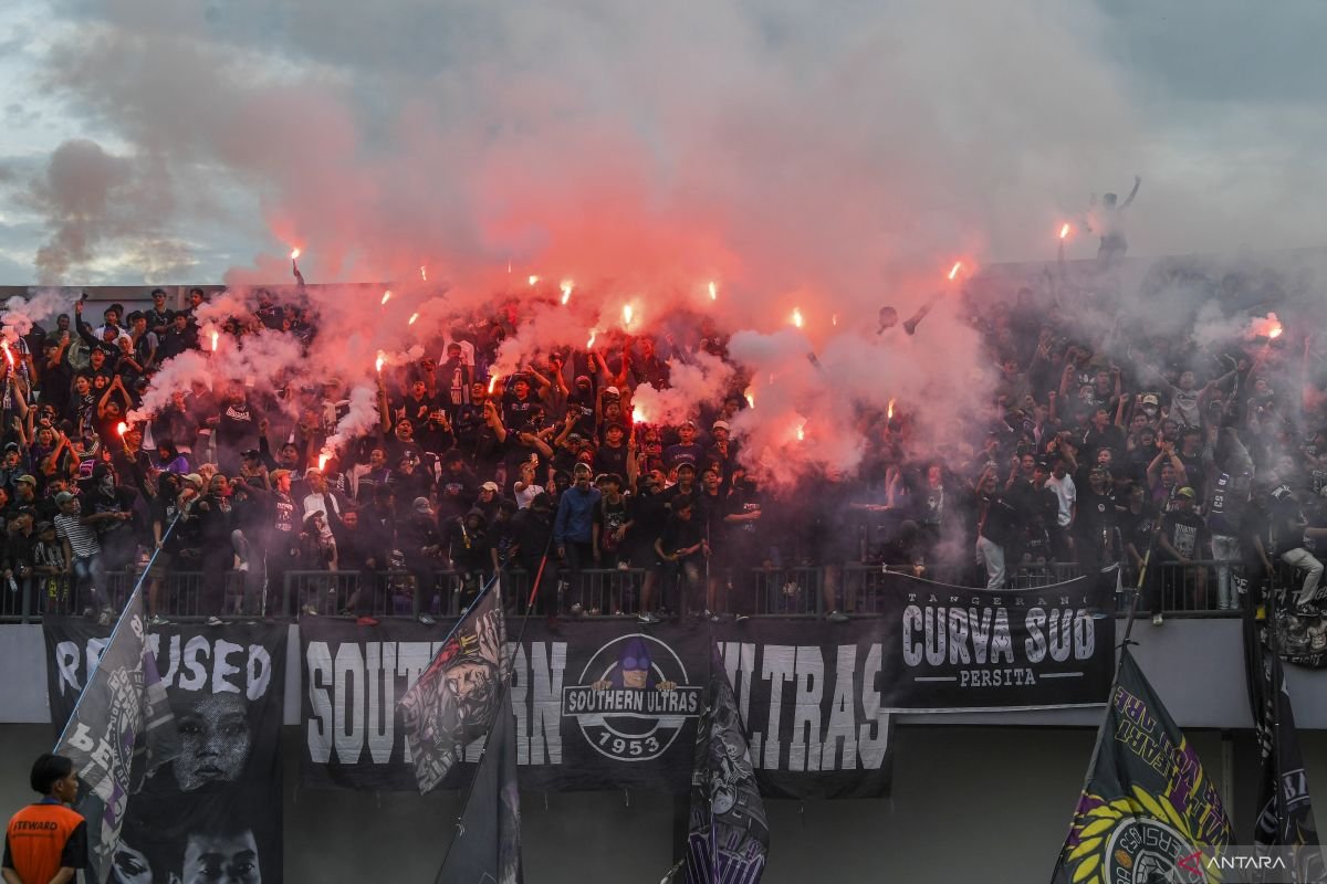 Suara dan Petasan Hentikan Sementara Pertandingan Persita vs Persib