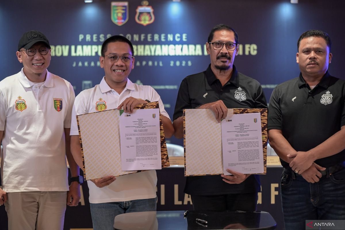 Berikut adalah beberapa alternatif judul untuk artikel mengenai perubahan nama dan domisili tujuh klub termasuk Bhayangkara dan Persikas:

1. "Transformasi Brand: Tujuh Klub Termasuk Bhayangkara dan Persikas Ganti Nama dan Domisili"
2. "Perubahan Baru: Tujuh Klub Sepak Bola, Termasuk Bhayangkara dan Persikas, Berganti Nama dan Lokasi"
3. "Seni Mengganti Identitas: Bhayangkara, Persikas dan Enam Klub Lainnya Berubah Nama dan Domisili"
4. "Ruang Baru untuk Sepak Bola: Tujuh Klub, Termasuk Bhayangkara dan Persikas, Ganti Nama dan Alamat"
5. "Dinamika Klub Sepak Bola: Tujuh Perubahan Nama dan Domisili, Termasuk Bhayangkara dan Persikas"
6. "Identitas Baru: Tujuh Klub, termasuk Bhayangkara dan Persikas, Melakukan Perombakan Nama dan Lokasi"
7. "Klub Sepak Bola Bertransformasi: Bhayangkara dan Persikas Terlibat dalam Perubahan Nama dan Domisili"

Silakan pilih atau modifikasi sesuai kebutuhan!