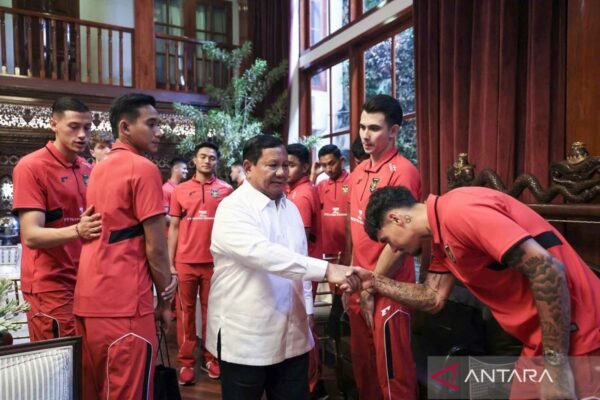 Presiden Prabowo Subianto Merayakan Kemenangan Timnas Indonesia atas China dengan Makan Bersama Presiden Prabowo Subianto Merayakan Kemenangan Timnas Indonesia atas China dengan Makan Bersama