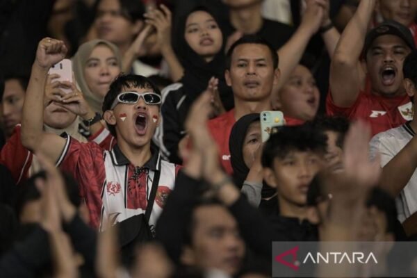 Tentu! Berikut adalah beberapa alternatif judul untuk "God Bless dan Judika Bakar Semangat Penggemar Indonesia":

1. "God Bless dan Judika: Membangkitkan Energi Penggemar Indonesia"
2. "Semangat Berkobar: God Bless dan Judika Mengguncang Indonesia"
3. "God Bless Bersama Judika: Inspirasi dan Semangat bagi Penggemar"
4. "Harmoni Energi: God Bless dan Judika Menghidupkan Semangat Indonesia"
5. "Konser Epik: God Bless dan Judika Menginspirasi Penggemar Tanah Air"
6. "Menggugah Semangat: God Bless dan Judika dalam Satu Panggung"
7. "Daya Tarik Musik: God Bless dan Judika Menggetarkan Hati Penggemar"
8. "God Bless dan Judika: Kolaborasi yang Mengobarkan Semangat Indonesia"

Silakan pilih atau modifikasi sesuai kebutuhan!