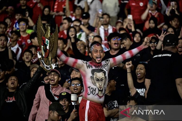 Berikut beberapa alternatif judul untuk "Timnas Indonesia di Grup B bersama Arab Saudi dan Irak":

1. "Timnas Indonesia Tergabung dalam Grup B Bersama Arab Saudi dan Irak"
2. "Indonesia, Arab Saudi, dan Irak: Rivalitas di Grup B"
3. "Grup B: Timnas Indonesia Hadapi Tantangan dari Arab Saudi dan Irak"
4. "Perjuangan Timnas Indonesia di Grup B Bersama Arab Saudi dan Irak"
5. "Timnas Indonesia Bertanding di Grup B: Lawan Arab Saudi dan Irak"
6. "Menanti Aksi Timnas Indonesia di Grup B Bersama Arab Saudi dan Irak"
7. "Grup B Penuh Tantangan: Timnas Indonesia Melawan Arab Saudi dan Irak"
8. "Langkah Timnas Indonesia di Grup B: Melawan Arab Saudi dan Irak"

Silakan pilih yang paling sesuai!