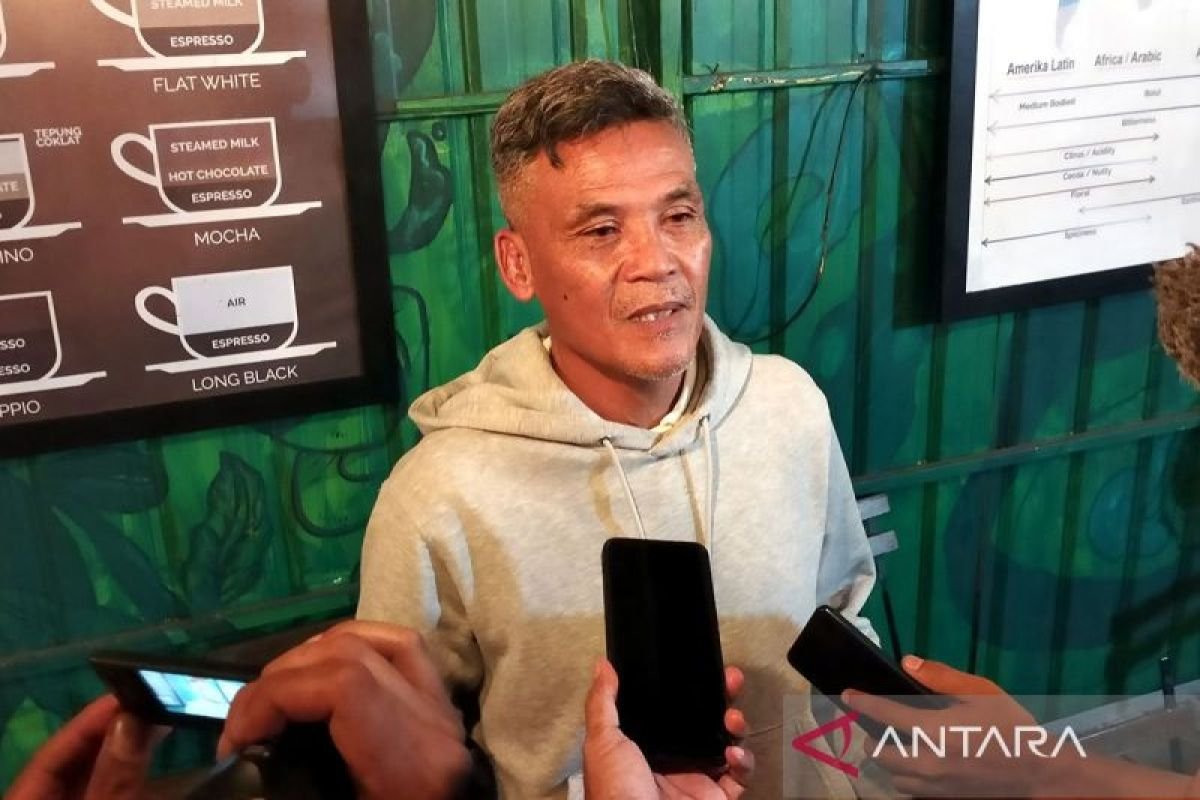 Berikut beberapa alternatif judul untuk "Paceklik Pelatih Indonesia di Liga Sendiri":

1. "Krisis Kepemimpinan Pelatih Indonesia dalam Liga Domestik"
2. "Tantangan Pelatih Lokal di Liga Tanah Air"
3. "Hambatan Pelatih Indonesia: Kesulitan di Liga Sendiri"
4. "Dilema Pelatih Lokal dalam Liga Indonesia"
5. "Perjalanan Pelatih Indonesia: Tantangan di Liga Domestik"
6. "Kendala Pelatih Tanah Air di Liga Sendiri"
7. "Pelatih Indonesia: Menghadapi Paceklik di Liga Domestik"
8. "Kekosongan Strategi: Pelatih Indonesia di Liga Sendiri"

Semoga alternatif ini bermanfaat!