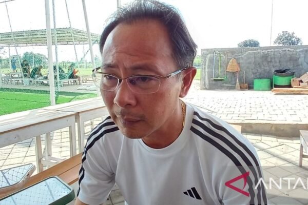 Berikut beberapa alternatif judul untuk "Persik Bangun Konsistensi Pemain Saat Pertandingan":

1. "Persik Membangun Ketahanan Pemain di Lapangan"
2. "Konsistensi Pemain: Kunci Sukses Persik dalam Setiap Pertandingan"
3. "Persik Tingkatkan Stabilitas Tim di Arena Pertandingan"
4. "Menguatkan Konsistensi: Strategi Persik di Setiap Pertandingan"
5. "Persik Fokus pada Pengembangan Konsistensi Pemain"
6. "Membangun Konsistensi Pemain: Langkah Persik Menuju Kemenangan"
7. "Strategi Persik: Menciptakan Permainan Konsisten di Setiap Laga"
8. "Persik Berupaya Menjaga Konsistensi Pemain di Setiap Pertandingan" 

Silakan pilih atau modifikasi sesuai kebutuhan!
